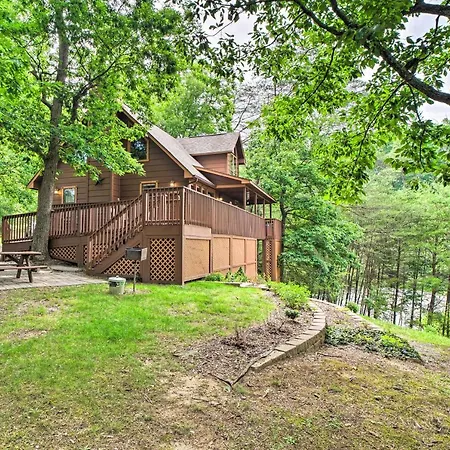 Central Sevierville Cabin With Hot Tub And Views!